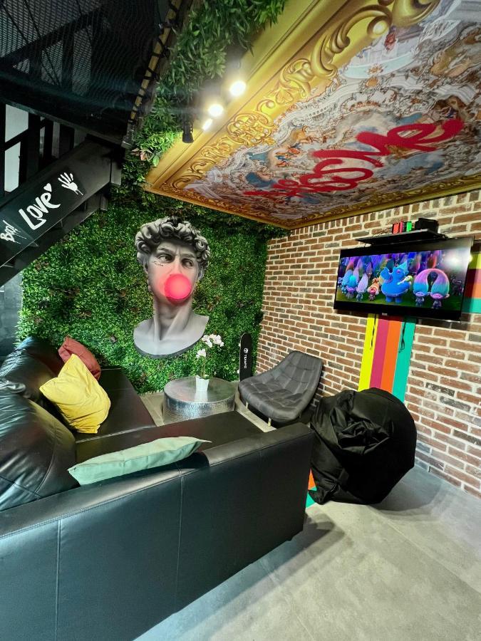Capsule Art Deco - Jacuzzi - Netflix - Home Cinema - Arcade De Jeux & Nintendo Switch - 2 Chambres - Filet Suspendu فالنسيان المظهر الخارجي الصورة