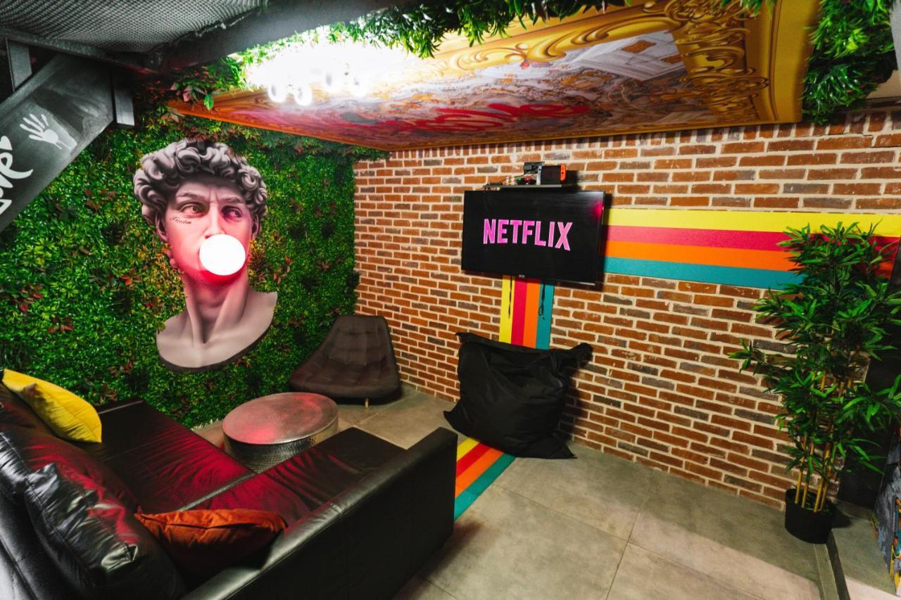 Capsule Art Deco - Jacuzzi - Netflix - Home Cinema - Arcade De Jeux & Nintendo Switch - 2 Chambres - Filet Suspendu فالنسيان المظهر الخارجي الصورة